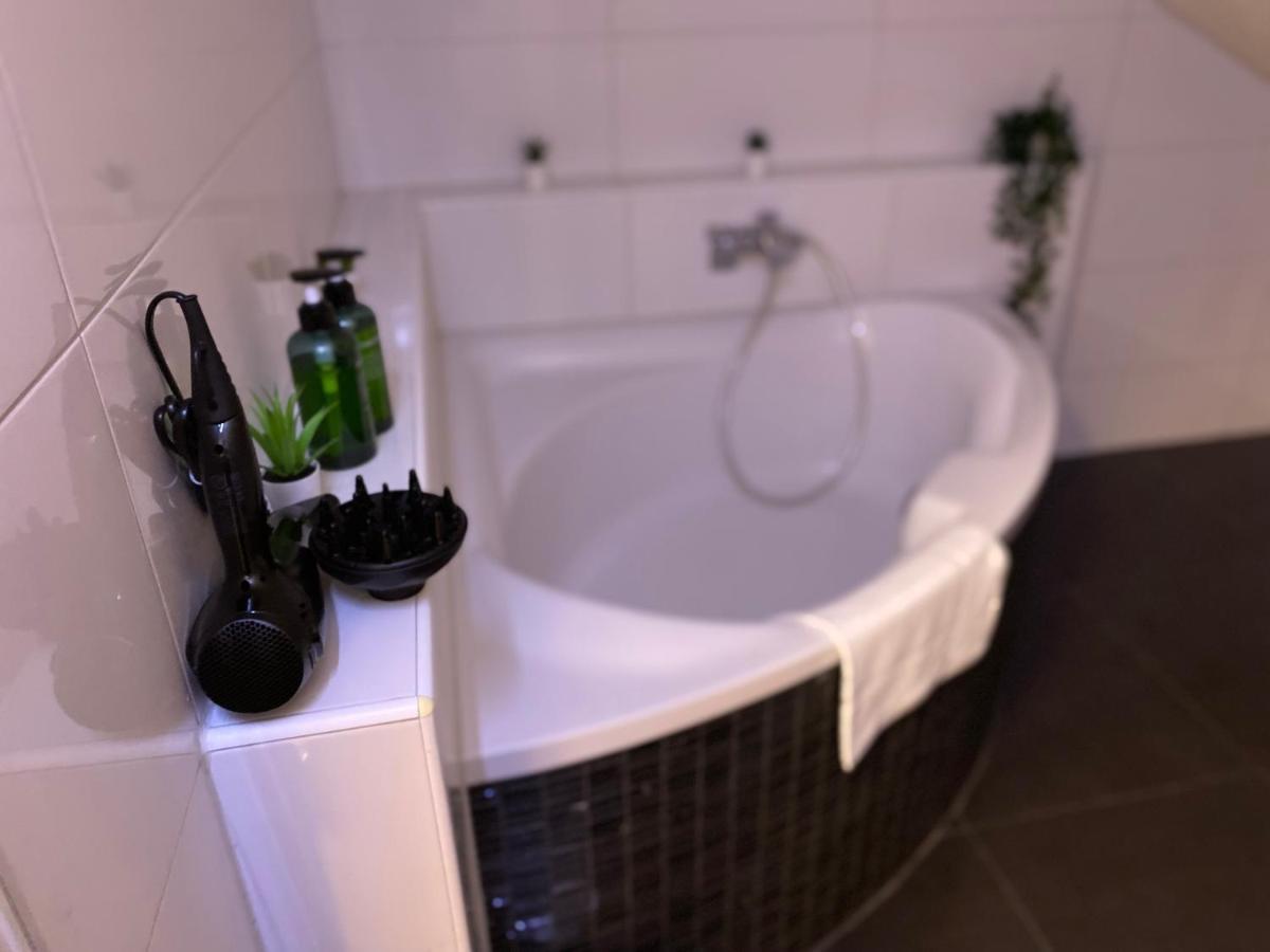 Deluxe Business Suite Mit Netflix Premium & Parkplatz, Zentral Zu Audi & Schwarz Gruppe With 2 Bedrooms Bad Friedrichshall Ngoại thất bức ảnh