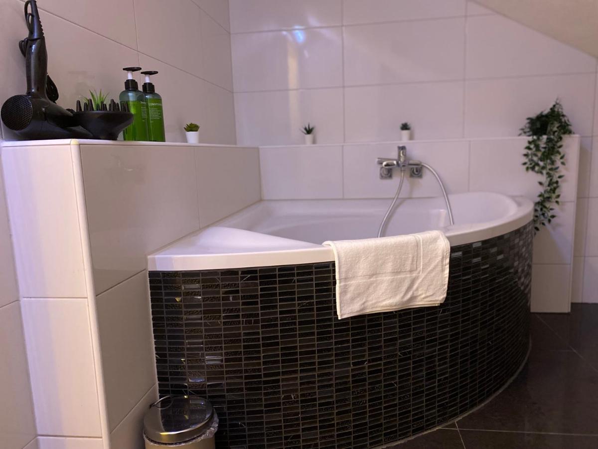 Deluxe Business Suite Mit Netflix Premium & Parkplatz, Zentral Zu Audi & Schwarz Gruppe With 2 Bedrooms Bad Friedrichshall Ngoại thất bức ảnh